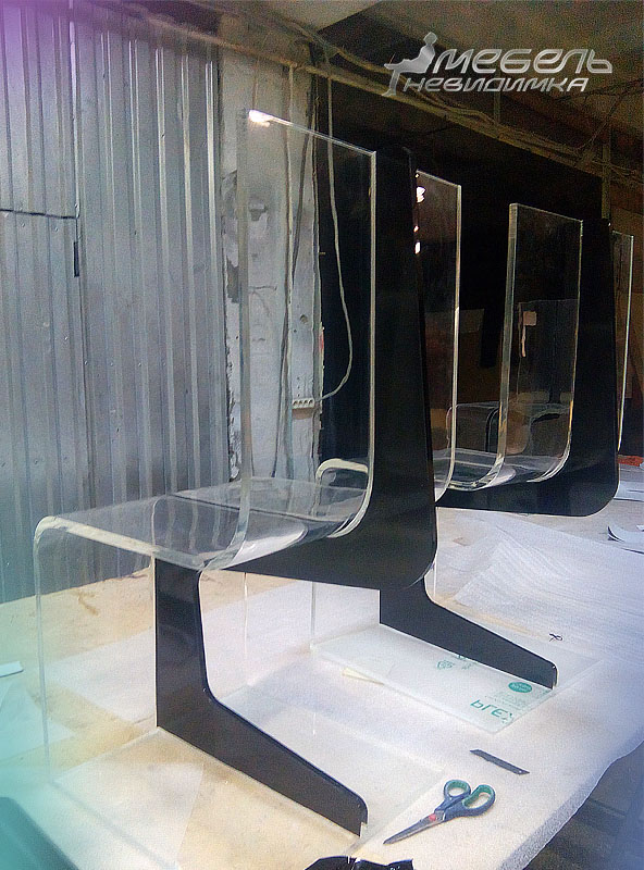Прозрачные столы и стулья